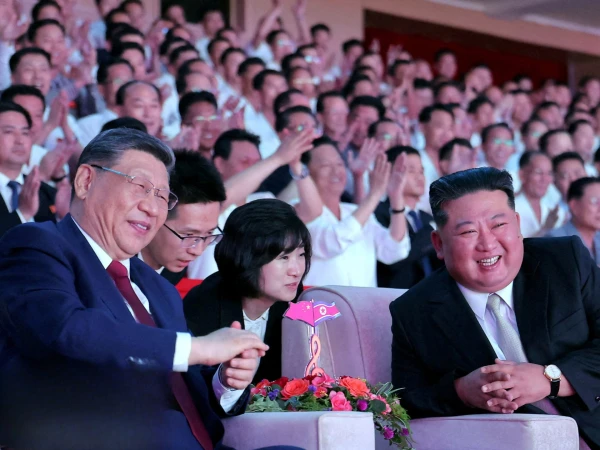 Xi and Kim Vow to Strengthen Ties During Historic Pyongyang Summit