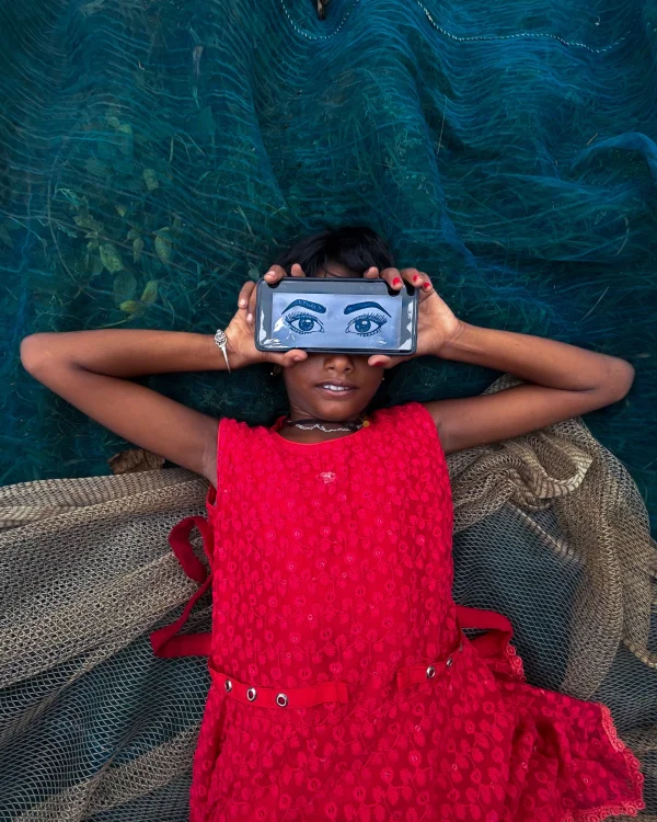 The Screen Dilemma: Photographer Soumayan Biswas Captures Modern Childhood's Digital Tug-of-War