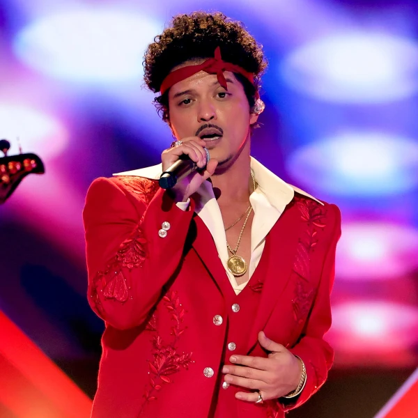 Bruno Mars Declares 'Debt-Free' Status in Playful Tour Kickoff Banter