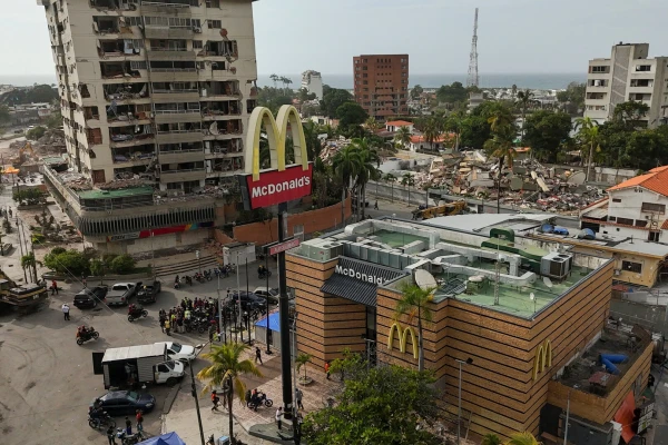 Venezuelan Medics Turn Fast-Food Outlet into Emergency Clinic After Deadly Quake