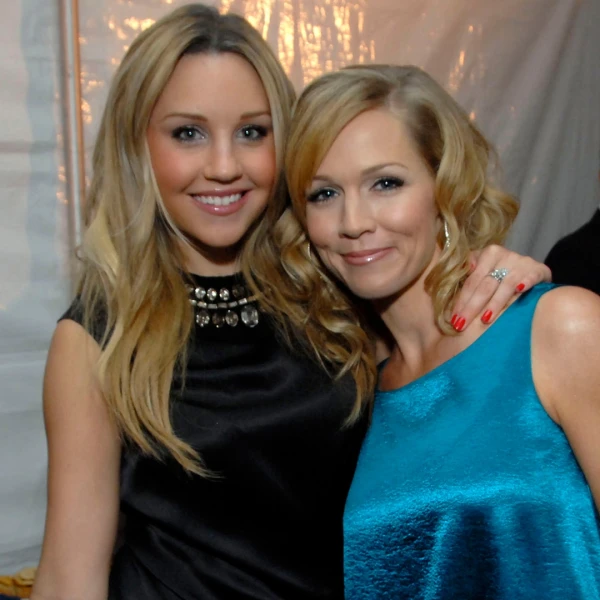 Jennie Garth Credits Amanda Bynes for Inspiring Her Parenting Journey with Teen Daughters