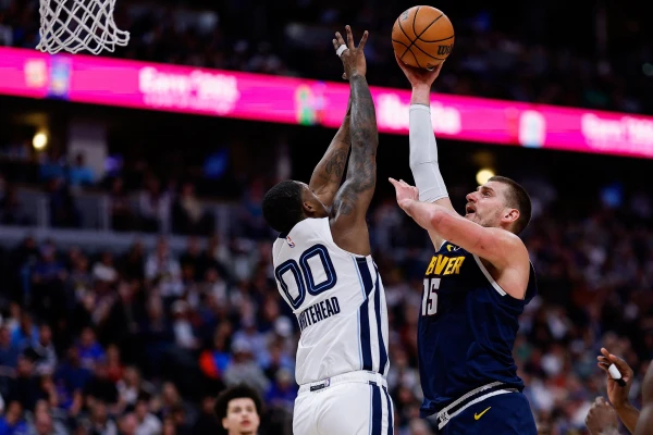 Jokic Powers Nuggets to 10th Consecutive Victory in Thrilling Win Over Grizzlies