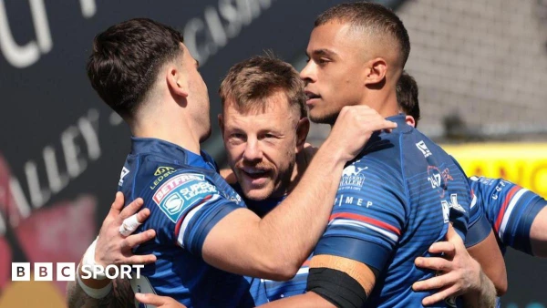 Johnstone's Four-Try Spectacle Propels Wakefield to Second Place in Super League