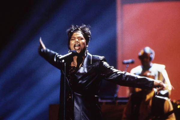 Queen Latifah Makes Historic Return to AMAs Stage After Three-Decade Hiatus