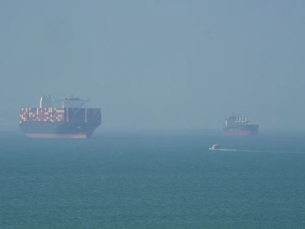 US Urges Shipping Firms to Refuse Iranian Tolls and Donations in Strait of Hormuz