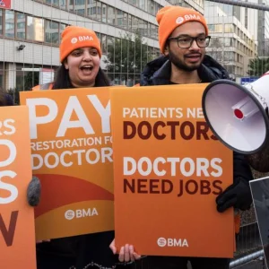 Starmer Issues 48-Hour Ultimatum: Doctors Must Scrap Easter Strike or Lose 1,000 Training Posts