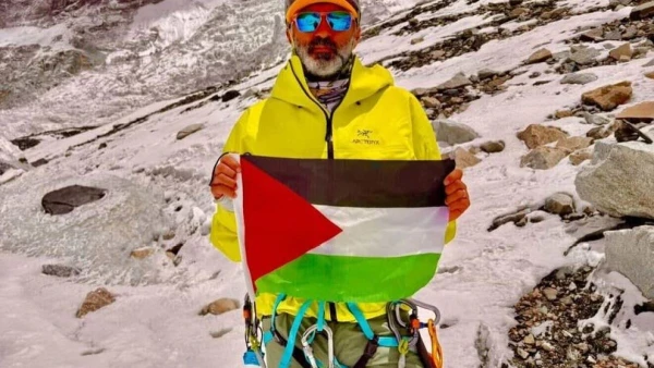 Mountaineer Scales Everest with Letters from Gaza Children